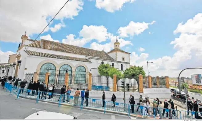  ?? MIGUEL ÁNGEL GONZÁLEZ ?? Largas colas ante la ermita del Cristo de la Expiración el pasado Viernes Santo.