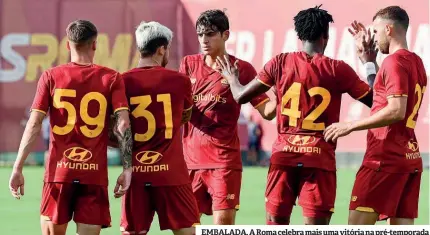  ??  ?? EMBALADA. A Roma celebra mais uma vitória na pré-temporada