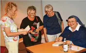  ?? Foto: Claudia Bader ?? Im Anschluss an ihren fesselnden Vortrag in Illertisse­n muss Schwester Teresa Zukic viele Bücher signieren.