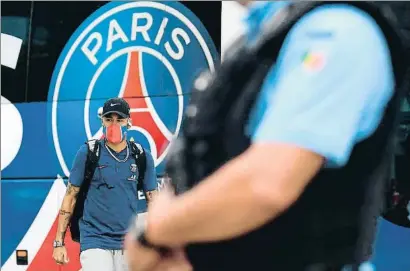  ?? FRANCK FIFE / AFP ?? Neymar, amb mascareta, arriba a l’hotel lisboeta del PSG després de l’entrenamen­t d’ahir