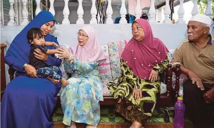  ?? PIC BY HAZREEN MOHAMAD ?? Women, Family and Community Developmen­t Minister Datuk Seri Dr Wan Azizah Wan Ismail visiting the family of Adnan Othman, one of the firemen who died on Wednesday, in Taman Jaya Lukut yesterday.