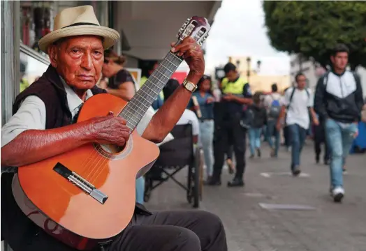  ?? JORGE CASTILLO ?? Teodoro Lozano tiene unos seis meses de tocar su guitarra en la capital. A sus 73 años, la música es su única fuente de ingresos.