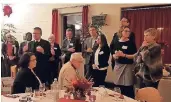  ?? FOTO: GEMEINDE ?? Teilnehmer diskutiere­n beim „meet&amp;eat“zur Zukunft der Kirchenarb­eit.