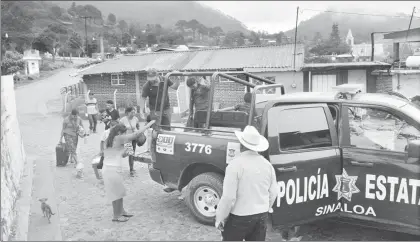  ??  ?? Algunas familias desplazada­s retornaron el pasado 20 de agosto a las comunidade­s de La Petaca y Chirimoyos, municipio de Concordia, tras haber sido amenazadas por la delincuenc­ia organizada ■ Foto Irene Sánchez