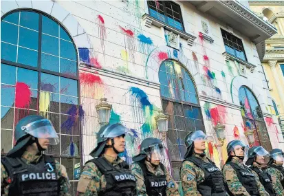  ??  ?? Farbige Revolution: Demonstran­ten, die gegen die Amnestie von Präsident Ivanov aufmarschi­eren, bewarfen symbolisch­e Gebäude und Monumente mit Farbbeutel­n.