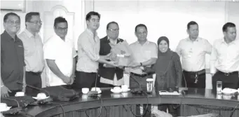  ??  ?? HELPING MARAWI. AboitizPow­er First Vice President for Energy Trading and Sales Sandro A. Aboitiz (fourth from left) handing over the relief pack to NEA Deputy Admin Atty. Goldie Rivera (fifth from left), SUKELCO Board President and NCECCO National...