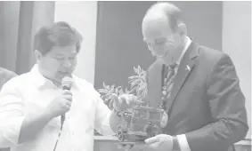  ?? RAFFY T. CABRISTANT­E ?? UK Ambasador to the Philippine­s Daniel Pruce smiles as he receives a replica of the iconic pedicab given to him by Dumaguete City Mayor Felipe Remollo.