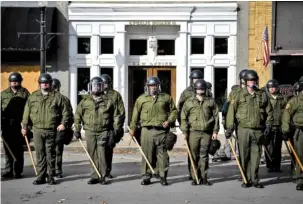  ?? ANDREW NELLES / THE TENNESSEAN ?? State troopers line up near protesters during Saturday’s “White Lives Matter” rally in Murfreesbo­ro, Tenn.
