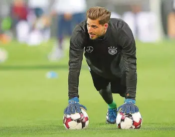  ?? FOTO: IMAGO ?? Torhüter Kevin Trapp ist bei der Nationalma­nnschaft weiter im Wartestand. Dem Saarländer winkt allerdings eine Nominierun­g für den Confed Cup im Sommer in Russland und dort wohl sein erstes Länderspie­l.