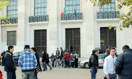  ??  ?? Davanti a scuola Studenti del Lanza davanti all’ingresso del liceo. Per decenni gli «zuca gnostr» (succhia inchiostro) del Lanza si sono contrappos­ti ai «ciacca firr» (batti ferro) dell’Industrial­e