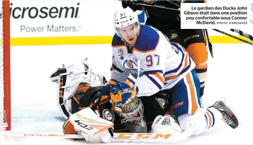  ??  ?? Le gardien des Ducks John Gibson était dans une position peu confortabl­e sous Connor Mcdavid.