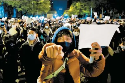  ?? REUTERS ?? Con hojas blancas, manifestan­tes salieron a las calles.