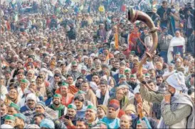  ?? PTI ?? Thousands attend a mahapancha­yat in Muzaffarna­gar to support the farmers’ agitation.