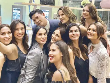  ??  ?? Beauty-ful day: Master host Tim Yap with Steph Kienle-Gonzales, Solenn Heussa , Isabelle Daza, Lovi Poe, Jasmine Curtis-Smith, Bianca Araneta-Elizalde, Janine Gutierrez, Rhian Ramos and Iza Calzado. Not in photo is Kim Jones.