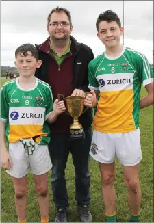  ??  ?? Joint Duffry Rovers captains Gavin Roban and Lee Sludds with Dean Goodison of People Newspapers (sponsors).