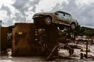  ?? Avener Prado - 26.nov.15/Folhapress ?? Carro arrastado pela lama da barragem de Fundão, em Mariana (MG)