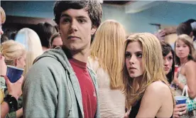  ?? LIANE HENTSCHER LIANE HENTSCHER ?? In “In the Land of Women” Stewart falls for older guy guy next door, played by Adam Brody.