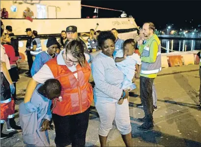  ?? MIGUEL PAQUET / EFE ?? Un grup de 57 migrants van arribar a Motril després de ser rescatats per Open Arms quan s’enfonsaven