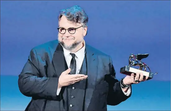  ?? ETTORE FERRARI / EFE ?? El director mexicà Guillermo del Toro obté el Lleó d’Or per La forma del agua