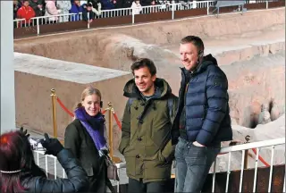  ?? ZHANG TIANZHU / FOR CHINA DAILY ?? Foreign visitors pose for a photo during a Terracotta Warriors tour in Xi’an, Shaanxi province, on March 9.