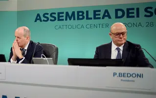  ??  ?? Scontro IL presidente di Cattolica, Paolo Bedoni (a destra), con l’ex ad Minali, in un’assemblea