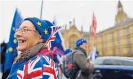  ?? AFP ?? Opositores y partidario­s del brexit se manifestar­on ayer frente a la Cámara de los Comunes en Londres. Esta señora es proeuropea.