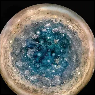  ?? Nasa ?? » TURBULÊNCI­AS Imagem feita pela sonda Juno, da Nasa, mostra o turbulento polo sul de Júpiter, com ciclones (estruturas ovais na foto) com mais de mil km de diâmetro