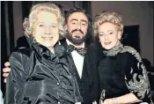  ??  ?? Simonetta Puccini (left) in 1996 with Luciano Pavarotti and Emanuela Castelbarc­o, the granddaugh­ter of Arturo Toscanini