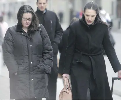  ?? TED RHODES / CALGARY HERALD FILES ?? Meredith Borowiec, left, enters court with her lawyer during her 2013 trial in connection with the deaths of her two newborns. Borowiec was cleared in 2013 of murder but convicted of infanticid­e.