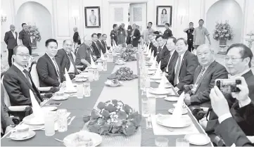  ??  ?? Prime Minister Datuk Seri Najib Tun Razak with the Chinese non-government­al organisati­on leaders at a luncheon in Seri Perdana, Putrajaya. - Bernama photo