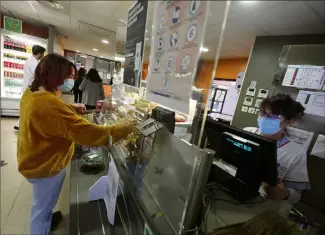  ?? (Photo Cyril Dodergny) ?? Dans tous les restaurant­s universita­ires de Nice et Toulon, les étudiants peuvent profiter de deux repas par jour, à un euro.