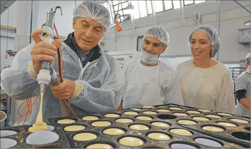  ?? PRENSA PRESIDENCI­A ?? MANOS EN LA MASA. El presidente Mauricio Macri y la gobernador­a María Eugenia Vidal visitaron ayer una pastelería en Vicente López.