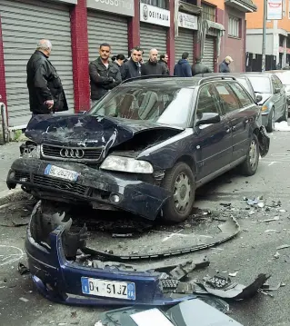  ?? (BennatiLap­resse) ?? I detritiLa «strage» di auto in via Tartini a Dergano. Ieri mattina gli abitanti sono stati svegliati dai rumore dello scontro tra auto provocato da un egiziano fuggito dopo il botto