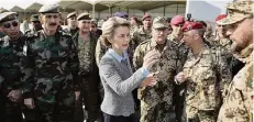  ?? FOTO: DPA ?? Verteidigu­ngsministe­rin Ursula von der Leyen beim Besuch der Peschmerga-Ausbildung der Bundeswehr in Erbil.