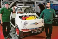  ?? ?? Kleines Auto, großer Einsatz: Ganz viel detailverl­iebte Arbeit stecken Roland (links) und Stephen Mayr in diesen Fiat 500.