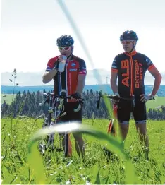  ?? Foto: Peter Bauer ?? Thomas Hofmann (links) und Ewald Przygoda trainieren immer wieder auch im All gäu. Unser Bild zeigt sie bei einer Radelpause auf dem Eschers Hochplatea­u (901 Meter) nördlich von Kempten.