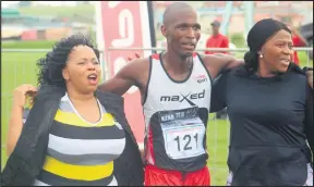  ?? ISITHOMBE: SITHUNYELW­E ?? UTHOBANI Chagwe onqobe uMtshezi 10km Challenge uhalalisel­wa yimeya yakule ndawo uJabu Mbhele (okwesobunx­ele) noNgqongqo­she wezeMidlal­o esifundazw­eni uBongi Sithole-Moloi.