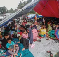  ?? ?? Locals are sheltered on a makeshift tent in Cianjur. — reuters