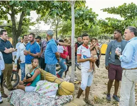  ?? JESÚS RICO ?? Los funcionari­os visitaron a los venezolano­s asentados en la oreja del puente.