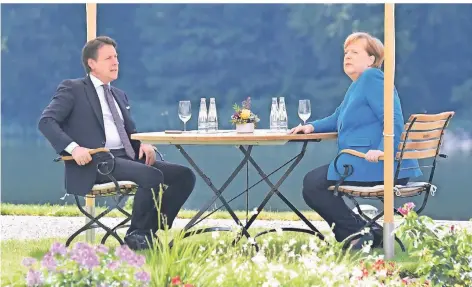  ?? FOTO: AP ?? Angela Merkel und Guiseppe Conte im Garten von Schloss Meseberg.