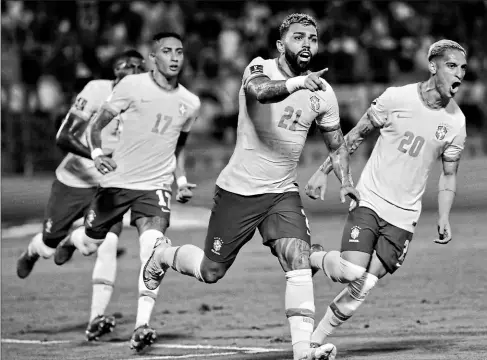  ?? EFE ?? • Gabriel ‘Gabygol’ Barbosa (centro) celebra el gol que le anotó a Venezuela, en el partido del pasado jueves en el estadio Olímpico de Caracas.
