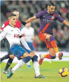  ??  ?? Invictos de la Premiere Manchester City, Liverpool y Chelsea son los únicos equipos que no conocen la derrota en la actual temporada de la Premiere. FIGURA. El argelino Riyad Mahrez anotó ayer el único gol con el que el Manchester City ganó al Tottenham en Wembley.