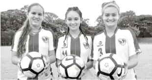  ??  ?? Las dominico-estadounid­enses Izabella Ward, Alyssa Jazmine Oviedo y Anna López, quienes vinieron desde Estados Unidos para integrarse al selecciona­do dominicano.