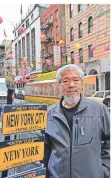  ??  ?? Karlin Chan wird der inoffiziel­le Bürgermeis­ter von Chinatown genannt.