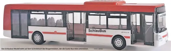  ?? FOTO: L.BERNS ?? Das Schlaubus-Modell steht auf dem Schreibtis­ch des Bürgermeis­ters, der die Gratis-Bus-Idee unterstütz­t.