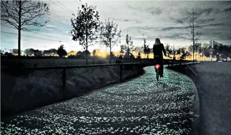  ?? FOTO:PIM HENDRIKSEN/DOT COM ?? Im Städtchen Nuenen bei Eindhoven erinnern 50000 fluoreszie­rende Steinchen im Radweg an Van Goghs Gemälde „Sternenhim­mel“.