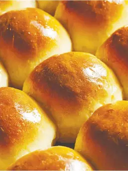  ?? TOM McCORKLE/THE WASHINGTON POST ?? These easy-to-make dinner rolls will be a hit on holiday dinner tables. You can prepare the dough in the morning and serve the rolls warm.