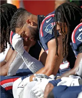  ?? MATT STONE / HErALd STAFF ?? RIDING THE PINE: Patriots linebacker­s Kyle Van Noy, center, and Dont’a Hightower, right, bow their heads during the fourth quarter of Sunday’s loss to the Saints in Foxboro.