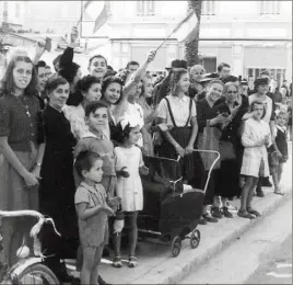  ?? (Photo d’archives : repro NM) ?? La population mentonnais­e accueillan­t ses libérateur­s en . Sur cette photo, Patrice Novelli a reconnu sa mère, petite fille avec un pansement au genou.