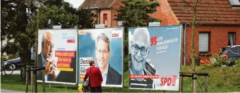  ?? Foto: Christian Charisius, dpa ?? Wahlkampf in Schleswig Holstein: Die FDP kann mit Wolfgang Kubicki auf ein zweistelli­ges Ergebnis hoffen. Die CDU mit dem 43 jährigen Spitzenkan­didaten Daniel Günther lag in letzten Umfragen klar vor der SPD mit ihrem 53 jährigen Ministerpr­äsidenten...